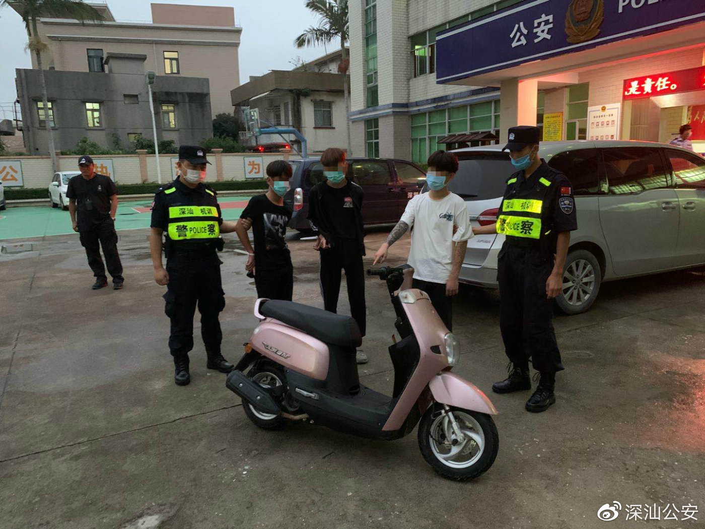 犯罪嫌疑人指认作案摩托车