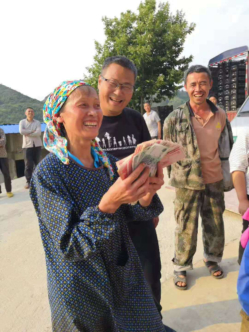 （深圳龙岗东西部扶贫协作 ）桑蚕产业让贫困农户有稳定收入来源 （张臻斐 摄影 ）.jpg