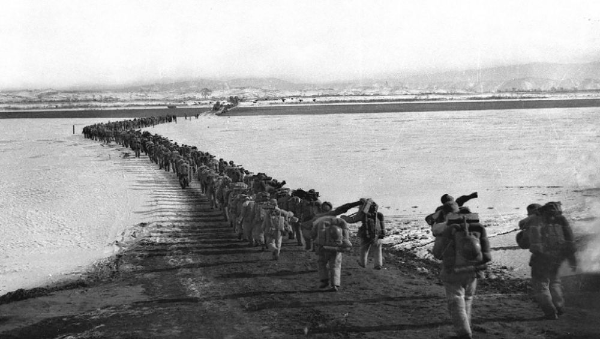 　　1950年10月19日，中国人民志愿军雄赳赳、气昂昂跨过鸭绿江，和朝鲜人民一道共同抗击侵略者。新华社发（黎民 摄）