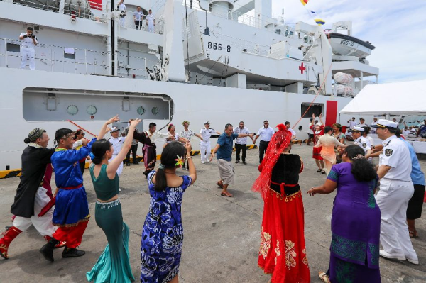 　　2023年7月15日，中国海军“和平方舟”号医院船抵达基里巴斯塔拉瓦，双方人员在码头欢迎仪式上欢聚一堂。新华社发（徐巍 摄）