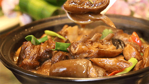 热气腾腾的羊肉煲。