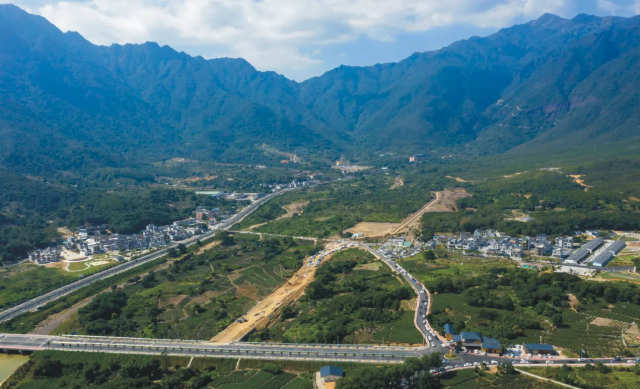 巍峨的莲花山脉。