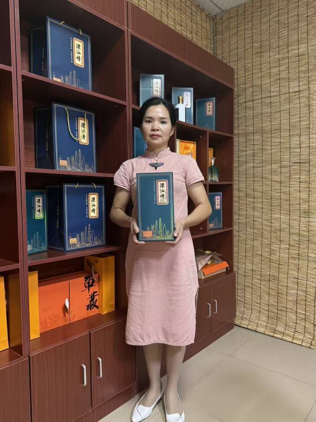 吴澜向记者展示“深汕情”产品。